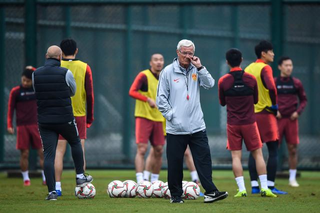 亚马尔与19岁女网红购物被偷拍 她有140多万粉丝